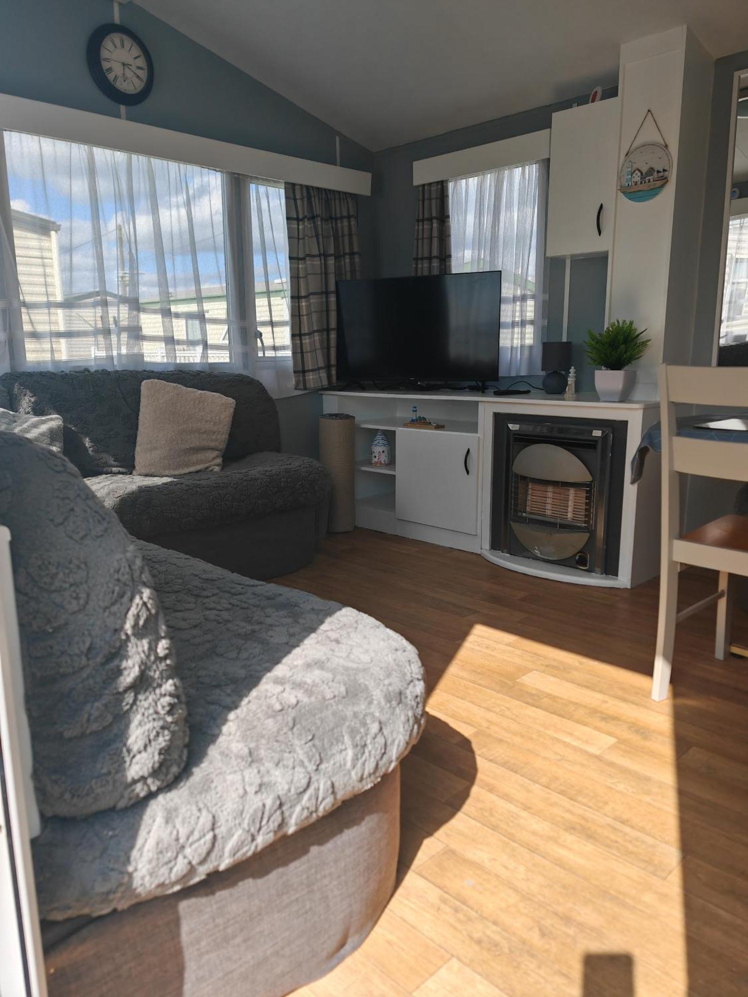 237 Sealands, 8 Birth Caravan *