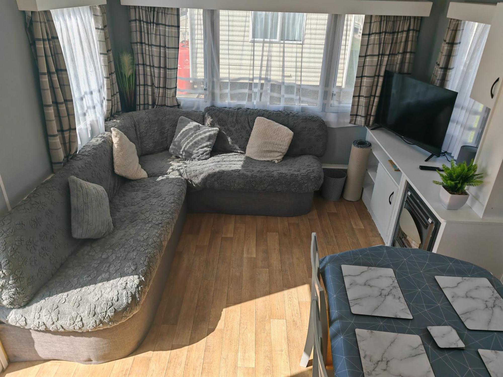 237 Sealands, 8 Birth Caravan